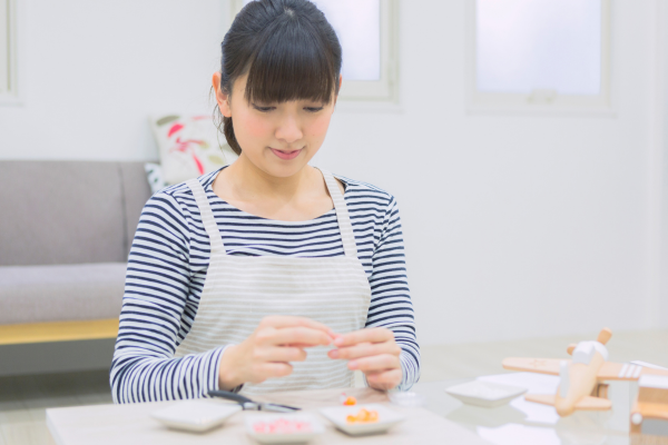 在宅で学べるレジンアクセサリー通信講座の学習風景